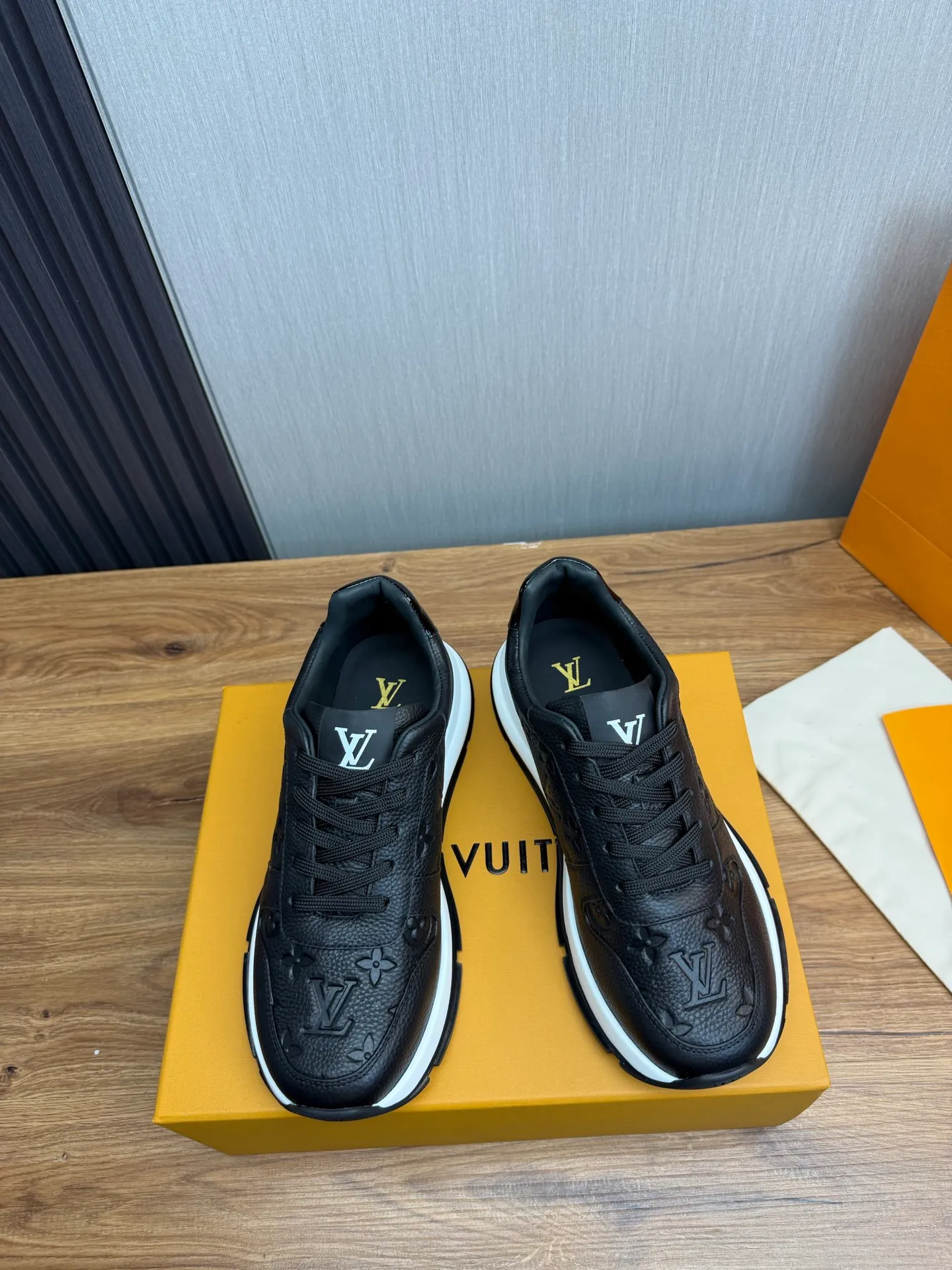 Men's men's shoes 💰840💰 LOUIS VUITTON [Luden Yiwei] The new trendy Lv is on the market 🎁, casual and fashionable men's shoes 👟Original 1:1 shipment✅ The upper is made of imported brand leather + cowhide lining, the original wear-resistant rubber outsole, the version is simple and elegant, exclusive for trendy men. 38-44 (customized at 38.45)